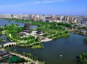 een luchtzicht op een rivier met een stad bij Xana Hotelle Jinan Daminghu North Gate in Jinan