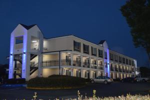 un edificio con un coche aparcado delante en Days Inn by Wyndham Marietta-Atlanta-Delk Road, en Marietta