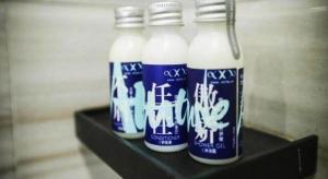 drie flessen melk op een zwarte plank bij Xana Lite·Dunhua Railway Station in Dunhua