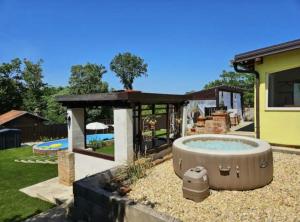 een achtertuin met een hot tub in de tuin bij Luxury Pool Villa Aurora in Hrebinec
