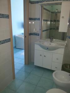 uma casa de banho com um lavatório e um WC em Albergo Riccio em Marina di Camerota