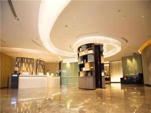 een grote lobby met een grote kamer met een tafel bij Echarm Hotel Huaihua Vocational College in Huaihua