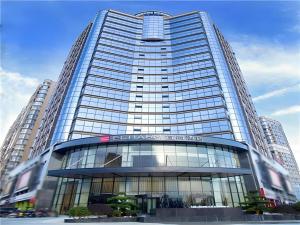 een hoog gebouw met veel ramen bij Echarm Hotel Huaihua Vocational College in Huaihua