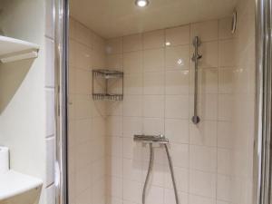 een douche met een glazen deur in een badkamer bij 1 The Old Methodist Chapel in Rosedale Abbey +33 foto's