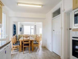 eine Küche und ein Esszimmer mit Tisch und Stühlen in der Unterkunft On The Beach, East Yardley House - Uk31203 in Downderry