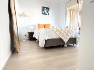 una camera da letto bianca con un letto e uno specchio di City Oasis - Free Parking Gym Beach Pool - Sleep 6 a Brisbane Altre 59 foto