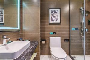 een badkamer met toilet, wastafel en douche bij Xana Hotelle Luzhou High-Speed Railway Station Trading Market Passenger Terminal in Luzhou +231 foto's