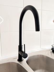 un lavandino con rubinetto nero della cucina di City Oasis - Free Parking Gym Beach Pool - Sleep 6 a Brisbane