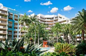 un condominio con palme di fronte di City Oasis - Free Parking Gym Beach Pool - Sleep 6 a Brisbane