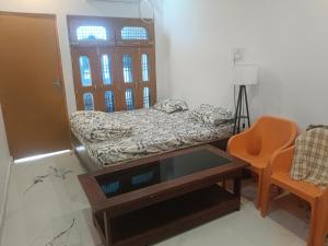 a small bedroom with a bed and a window at Rajput restaurant and hotel in Ahraurā Road
