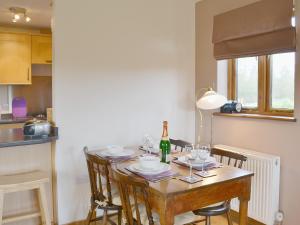 Η κουζίνα ή μικρή κουζίνα στο Stables - 24734