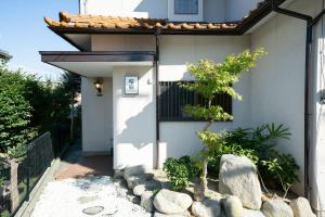 a white house with a gate and a fence at 晴宿-Hareyado 