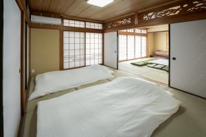 two beds in a room with windows at 晴宿-Hareyado 
