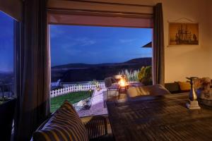 ein Esszimmer mit einem Tisch und einem großen Fenster in der Unterkunft villas 21,22 Albena sea view in Rogachevo