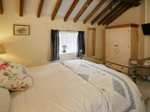 ein Schlafzimmer mit einem Bett und einem Fenster in der Unterkunft Chestnut Cottage - E5625 in Wainfleet All Saints