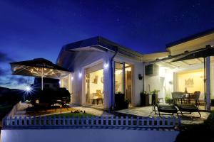 ein Haus mit einer Terrasse bei Nacht in der Unterkunft villas 21,22 Albena sea view in Rogachevo