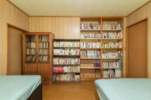 Η βιβλιοθήκη της παραθεριστικής κατοικίας