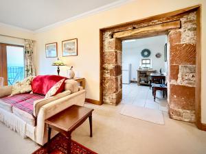 CarronbridgeにあるTownhead Millのソファとテーブルのあるリビングルーム