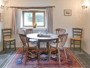 JacobstowにあるThe Shipponの木製のテーブルと椅子のあるダイニングルーム