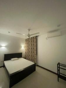 Ένα ή περισσότερα κρεβάτια σε δωμάτιο στο Avenue IX Beach View Apartment