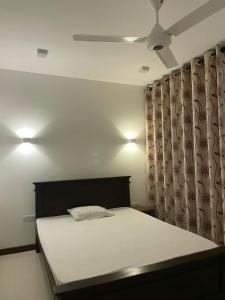 Ένα ή περισσότερα κρεβάτια σε δωμάτιο στο Avenue IX Beach View Apartment