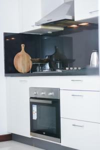 Η κουζίνα ή μικρή κουζίνα στο Avenue IX Beach View Apartment