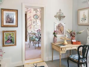 Zimmer mit einem Schreibtisch, einem Tisch und einem Esszimmer in der Unterkunft Kipling Cottage in Burwash