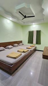 Un dormitorio con una cama grande con techo. en Sai Pratham Nx, en Shirdi 15 fotos más