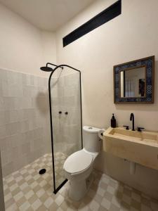 ein Badezimmer mit Toilette, Dusche und Waschbecken in der Unterkunft la punta surf house 2 in Brisas de Zicatela