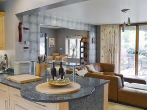 eine Küche mit einer Theke mit Weinflaschen darauf in der Unterkunft Moorecroft in Buxton