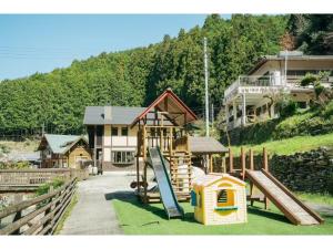 une aire de jeux en face d'une maison avec toboggan dans l'établissement Keiryusou - Vacation STAY 50707v, à Kinokawa