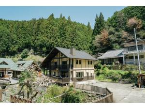- une vue aérienne sur une maison dans les montagnes dans l'établissement Keiryusou - Vacation STAY 50707v, à Kinokawa