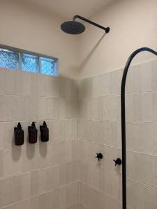 eine Duschkabine im Bad mit Dusche in der Unterkunft la punta surf house 2 in Brisas de Zicatela