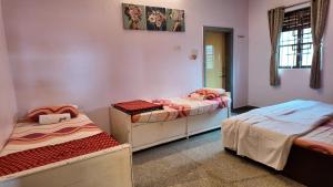 una habitación con dos camas y una ventana en Junglee Nest Holiday Home & Huts, en Mahabaleshwar 58 fotos más