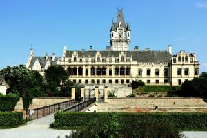 クレムス・アン・デア・ドナウにあるOase Krems - Perle der Wachauの頂上に時計塔がある大きな建物