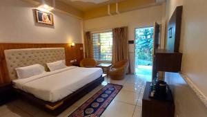 Μια τηλεόραση ή/και κέντρο ψυχαγωγίας στο MVT Guesthouse & Restaurant (Rishikesh)