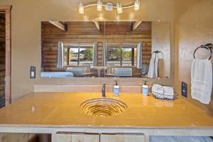 un baño con lavabo y espejo en Ponderosa Inn, en Escalante