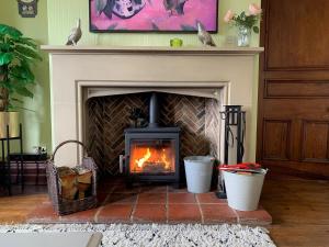 een open haard met een fornuis in de woonkamer bij Eversfield in Goathland