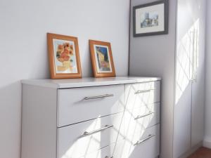 チェプストウにあるRadford Retreatの白いドレッサー