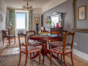 een eetkamer met een tafel en stoelen bij Galeri Harlech Townhouse in Harlech