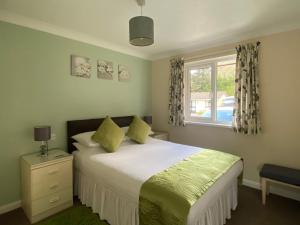 ein Schlafzimmer mit einem großen Bett und einem Fenster in der Unterkunft Tresco - B6520 in Saint Cleer