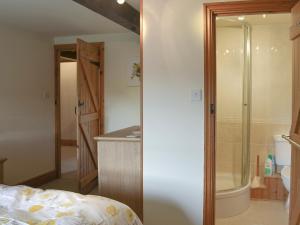 アイガースにあるThe Old Chapelの部屋にはシャワーとベッド付きのバスルームがある +10枚の写真