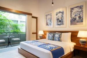 a bedroom with a bed and a large window at Luna Mews - Ward place in Meda-Ela