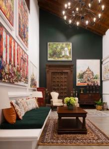 a living room with a couch and a table at Luna Mews - Ward place in Meda-Ela +4 photos