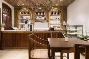 a dining room with a table and a bar at Luna Mews - Ward place in Meda-Ela