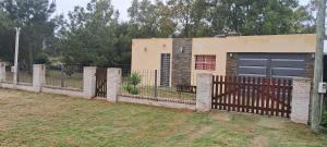 若雷吉贝里Hospedaje ES ACA的车库前的围栏