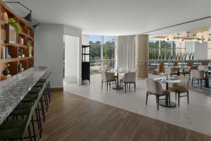 Restaurace v ubytování Renaissance Raleigh North Hills Hotel