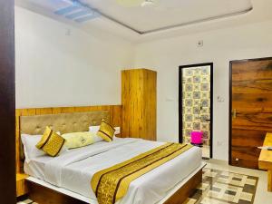 Ένα ή περισσότερα κρεβάτια σε δωμάτιο στο Hotel at Pichola Lake Nathi Ghat Brahmpole Udaipur +7 φωτογραφίες