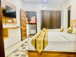 Ένα ή περισσότερα κρεβάτια σε δωμάτιο στο Hotel at Pichola Lake Nathi Ghat Brahmpole Udaipur