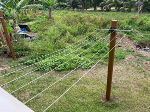 una cerca en el césped en un campo en Mareva Kore, en Avarua